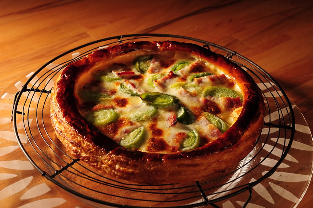 la Tarte feuilletée aux poireaux, lard fumé et vacherin fribourgeois