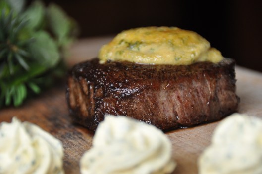 Sur un morceau de viande légèrement gratiné