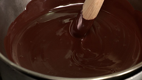 Mélange bien le chocolat et le beurre