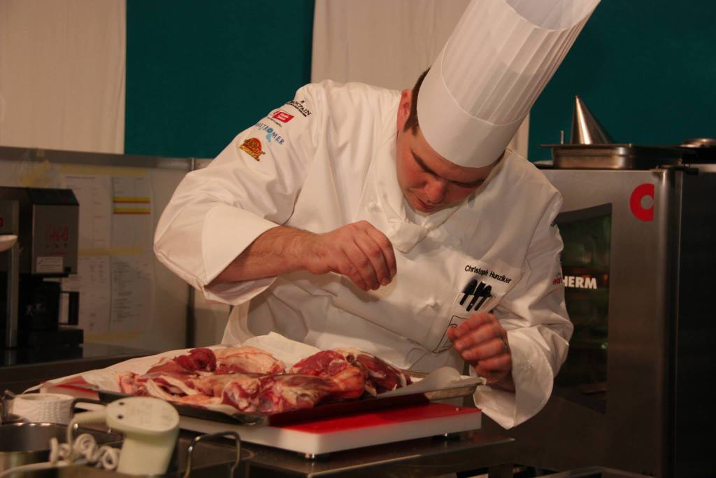 Christop en plein travail© Photos Académie du Bocuse d'Or Suisse