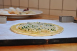 Dorer la bordure ainsi obtenue avec un peu de jaune d’oeuf dilué avec une goutte d’eau.