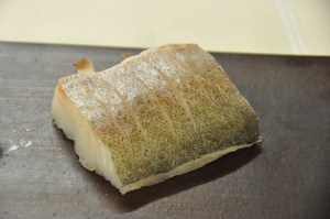 Inciser la peau du poisson