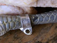 Bague aux nom, prénom et adresse du producteur, apposée à la patte gauche de la volaille.