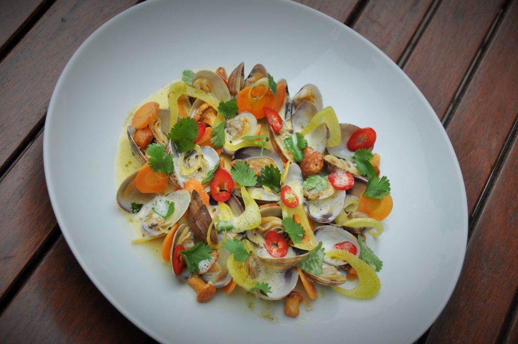 Nage de palourdes à la coriandre et citronnelle