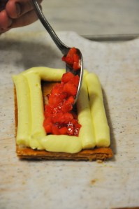 Garnir le centre avec les fraises en petits dés.