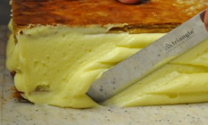 Avec un epetite spatule lisser les bord de votre mille-feuille.