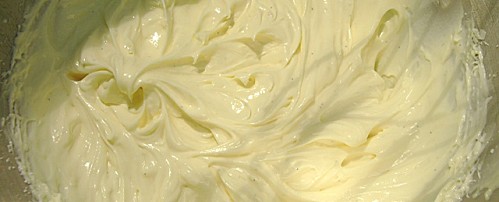 une crème solide, fine et onctueuse