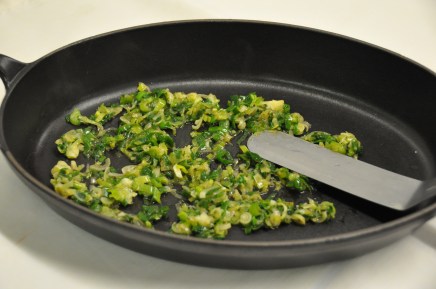 Répartir la fondue d'oignons au fond d'un plat à gratin