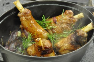 Bien enrober les souris d'agneau avec le vin cuit