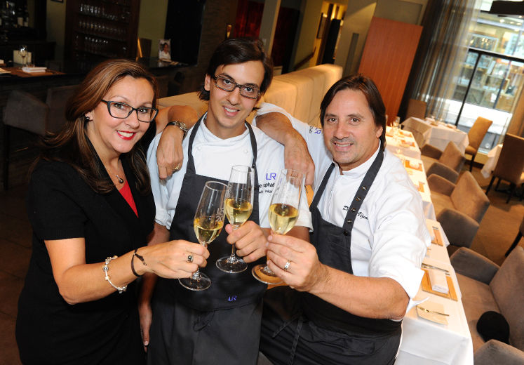 Daniel Vézina et Suzanne Gagnon entourant leur fils Rapahël, brillant chef du Laurie Rapahaël de Québec