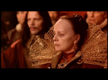 Virna Lisi dans le rôle de  Catherine de Médicis dans La reine Margot