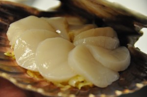 Disposer les tranches de Saint-jacques en rosace.