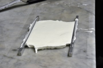 Afin d'avoir une hauteur bien régulière, utiliser de petites baguettes.