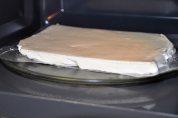 Cuire au micro-onde pendant une minute à mi-puissance (600w environ).