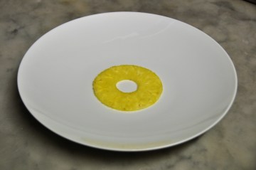 Déposer une fine tranche au centre de chaque assiette.