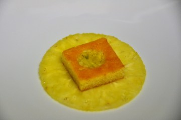 Garnir le centre du biscuit de brunoise d'ananas marinée.