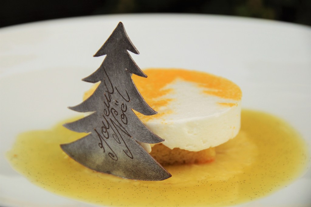 Surmonter le tout des oeufs à la neige. 