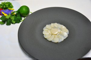 Dresser les saint-Jacques en rosaces sur les assiettes