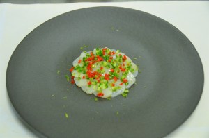  Parsemer de brunoise de concombre et de piment.