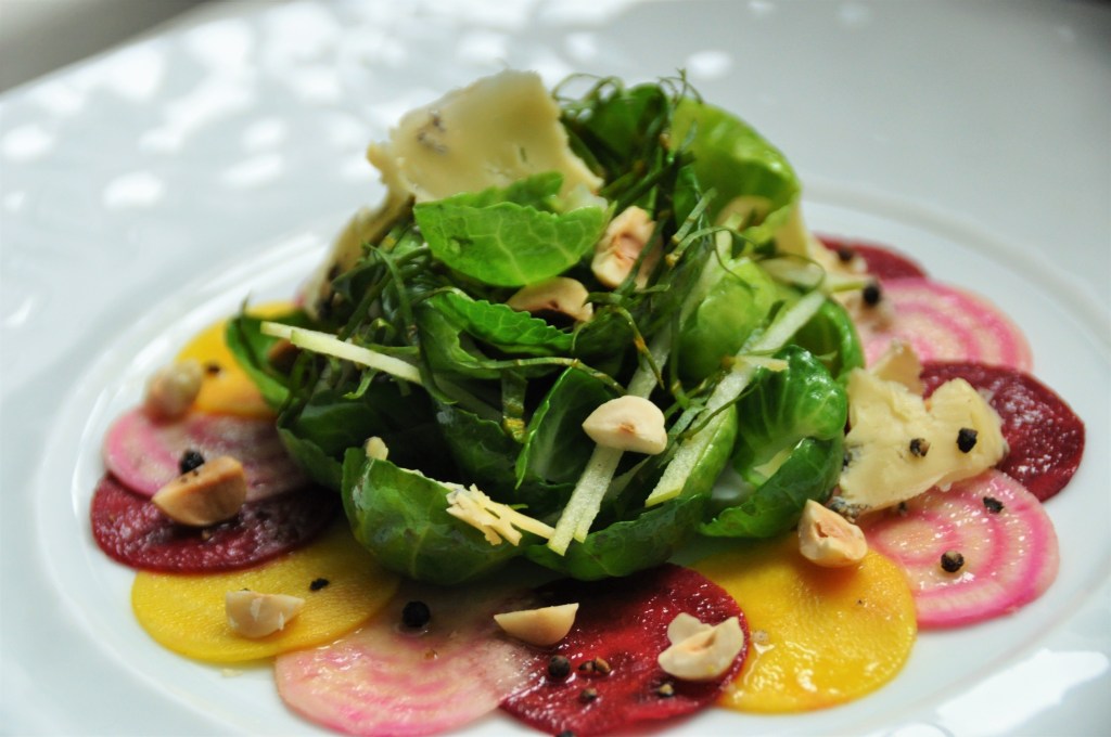 Salade de Betteraves et Choux de Bruxelles, Noisettes et fromage bleu1