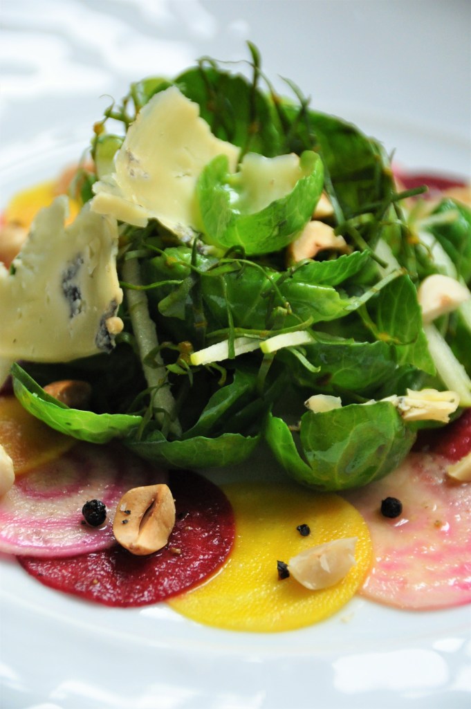 Salade de Betteraves et Choux de Bruxelles, Noisettes et fromage bleu